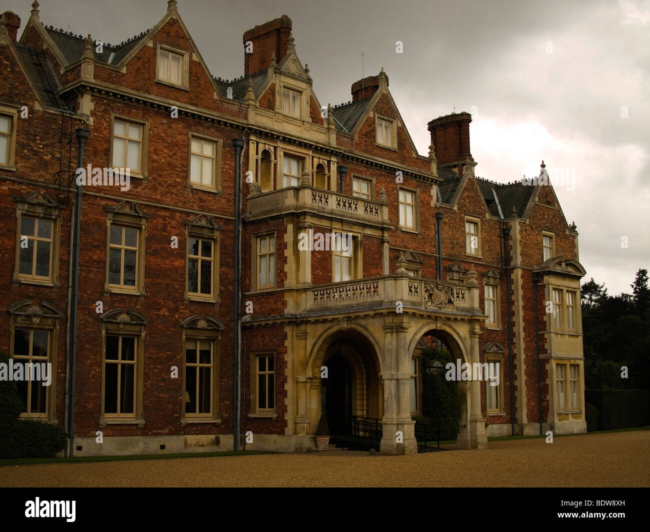 La entrada principal en el lado oriental de la residencia real de Sandringham House en Norfolk UK Foto de stock
