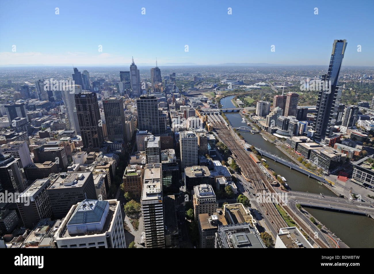 El centro de la ciudad vista aérea de pájaro desde la plataforma de observación en la torre Rialto Melbourne Australia Foto de stock