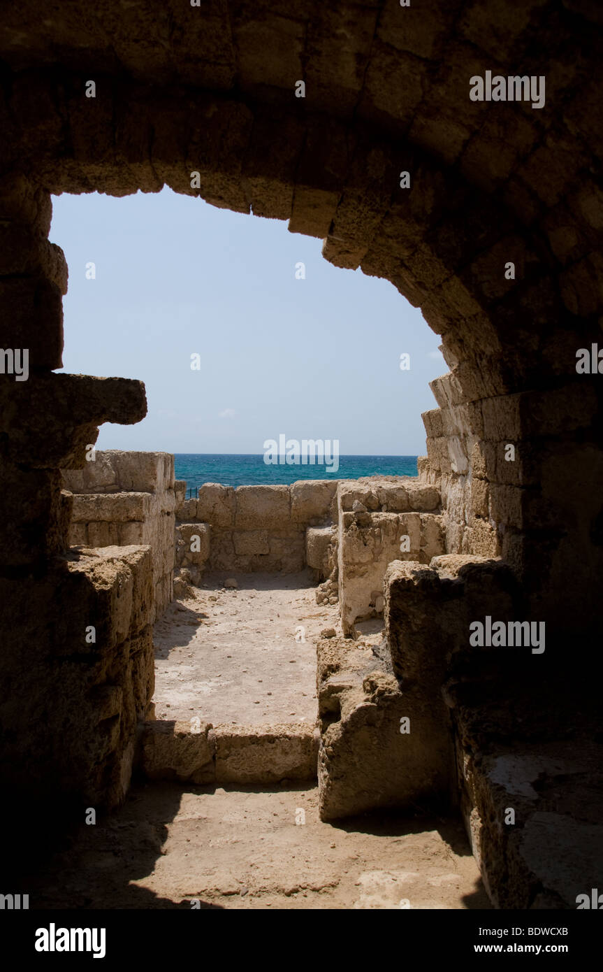 Vista a través de un arco en Cesarea, ISRAEL Foto de stock