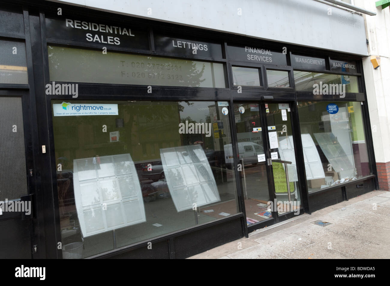 Agente inmobiliario que ha cerrado en la recesión, Londres, Reino Unido. Foto de stock