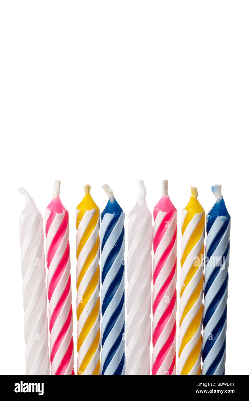 Vertical cerca de velas de cumpleaños en blanco Foto de stock