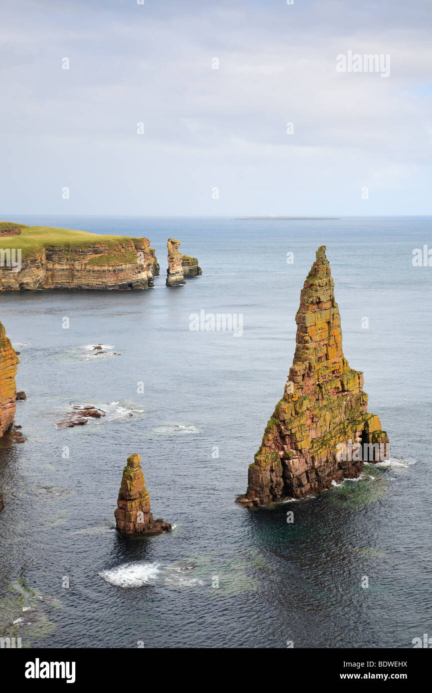 Pilas Duncansby frente a las costas del noreste de Escocia Foto de stock