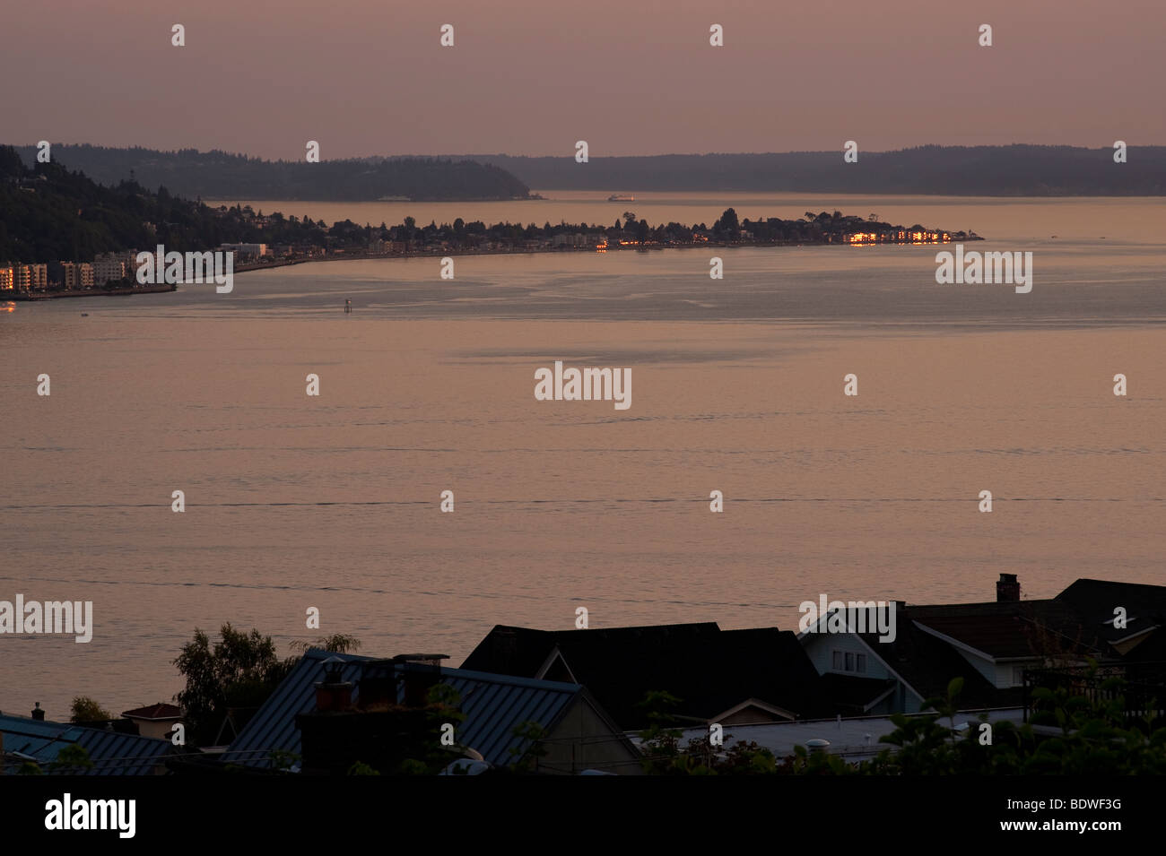 Elliott Bay al atardecer con Alki y West Seattle Puget Sound Washington Foto de stock