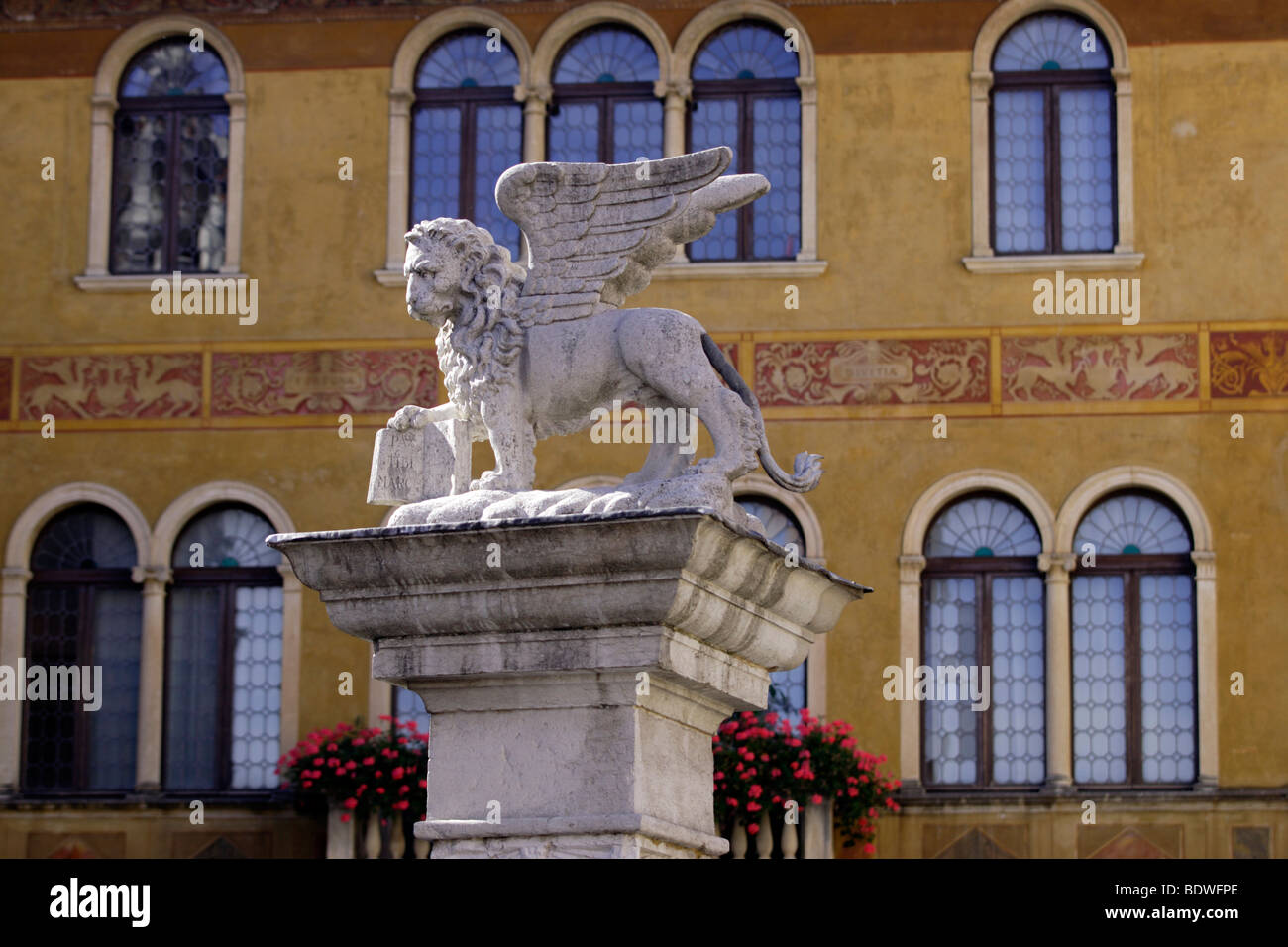La escultura del león alado, símbolo de la zona del Véneto, Bassano del Grappa, Véneto, Italia, Europa Foto de stock