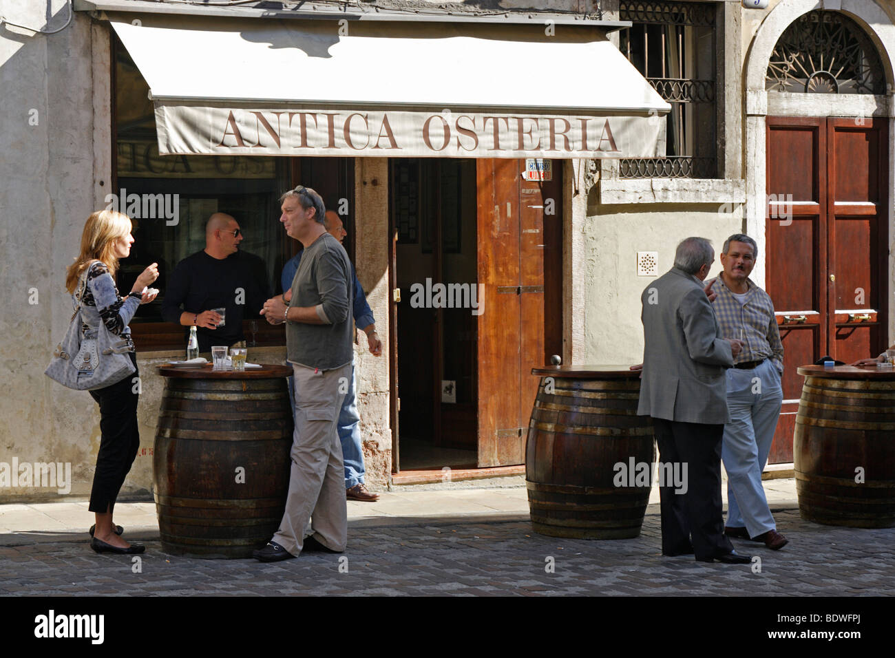 Acera conversación en un café local, Bassano del Grappa, Véneto, Italia, Europa Foto de stock