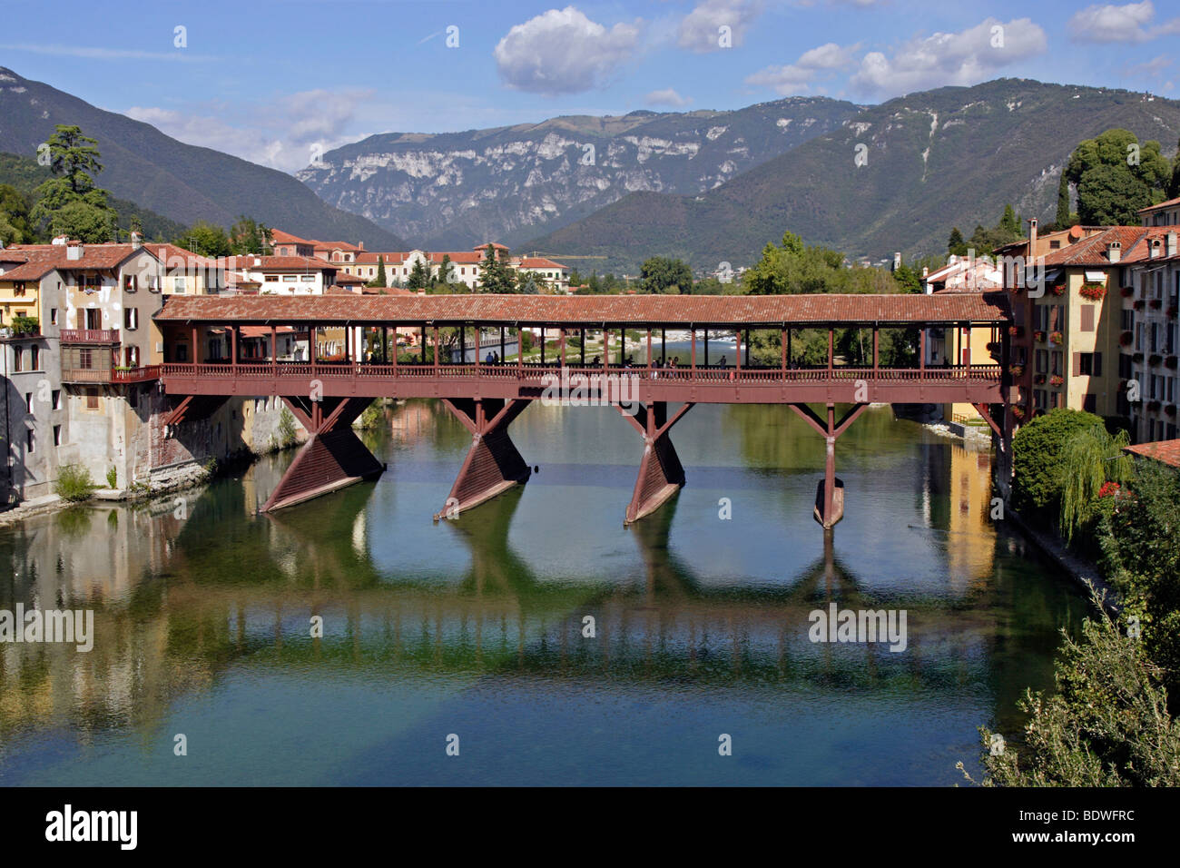 Cubrió el puente sobre el río Brenta, en Bassano del Grappa, Véneto, Italia, Europa Foto de stock