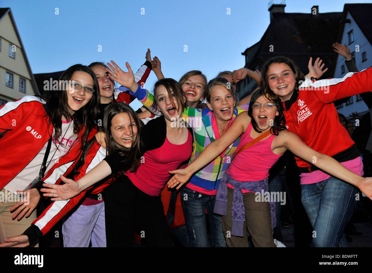 Grupo de niñas en un concierto al aire libre, Biberach an der Riss, Baden-Wurtemberg, Alemania Foto de stock