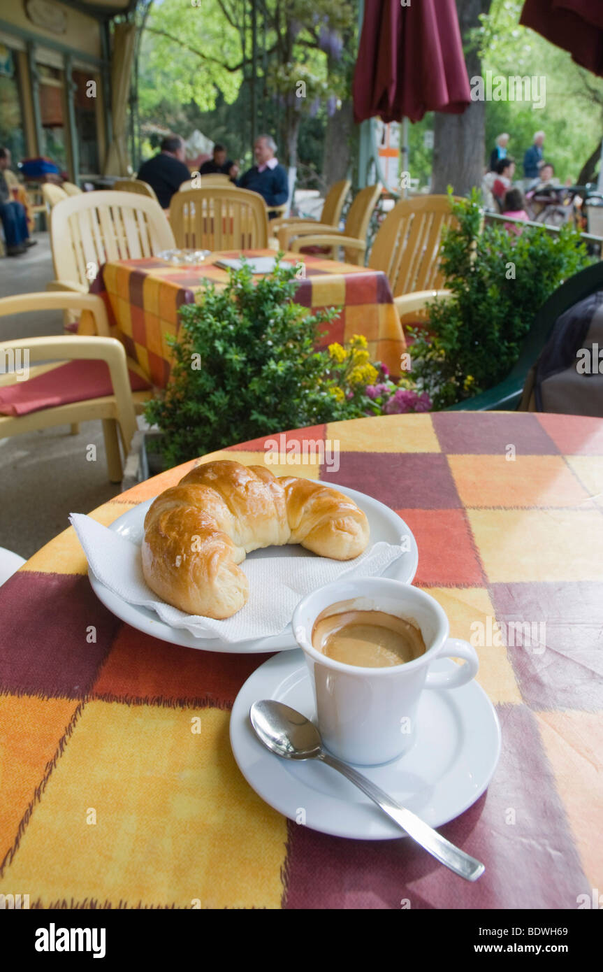 Espresso, croissant, desayuno, Merano, Trentino, Alto Adige, Italia, Europa Foto de stock