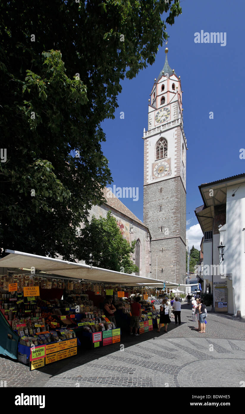 Puesto en el mercado delante de la iglesia parroquial, Meran, Merano, Alto Adige, Italia, Europa Foto de stock