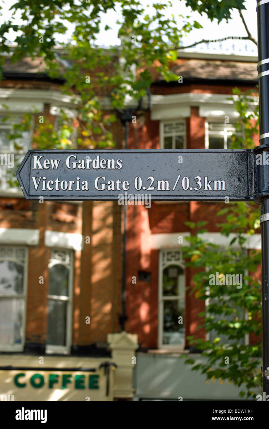 Calle signo de kew gardens y victoria gate, en Kew, en el suroeste de Londres, Inglaterra Foto de stock