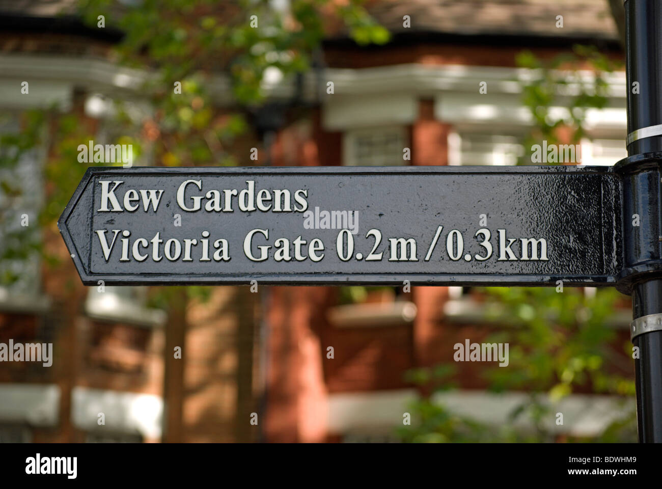 Calle signo de kew gardens y victoria gate, en Kew, en el suroeste de Londres, Inglaterra Foto de stock