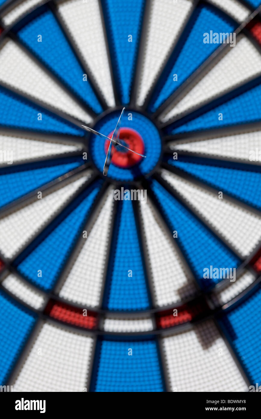 Juego de dardos golpeando bullseye como un éxito y negocios imagen icónica Foto de stock