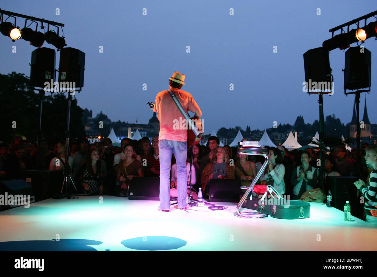 El cantautor estadounidense Jason Mraz en vivo en el Festival de Bolas azules en la parte delantera de la Plaza el KKL en Lucerna, Suiza Foto de stock