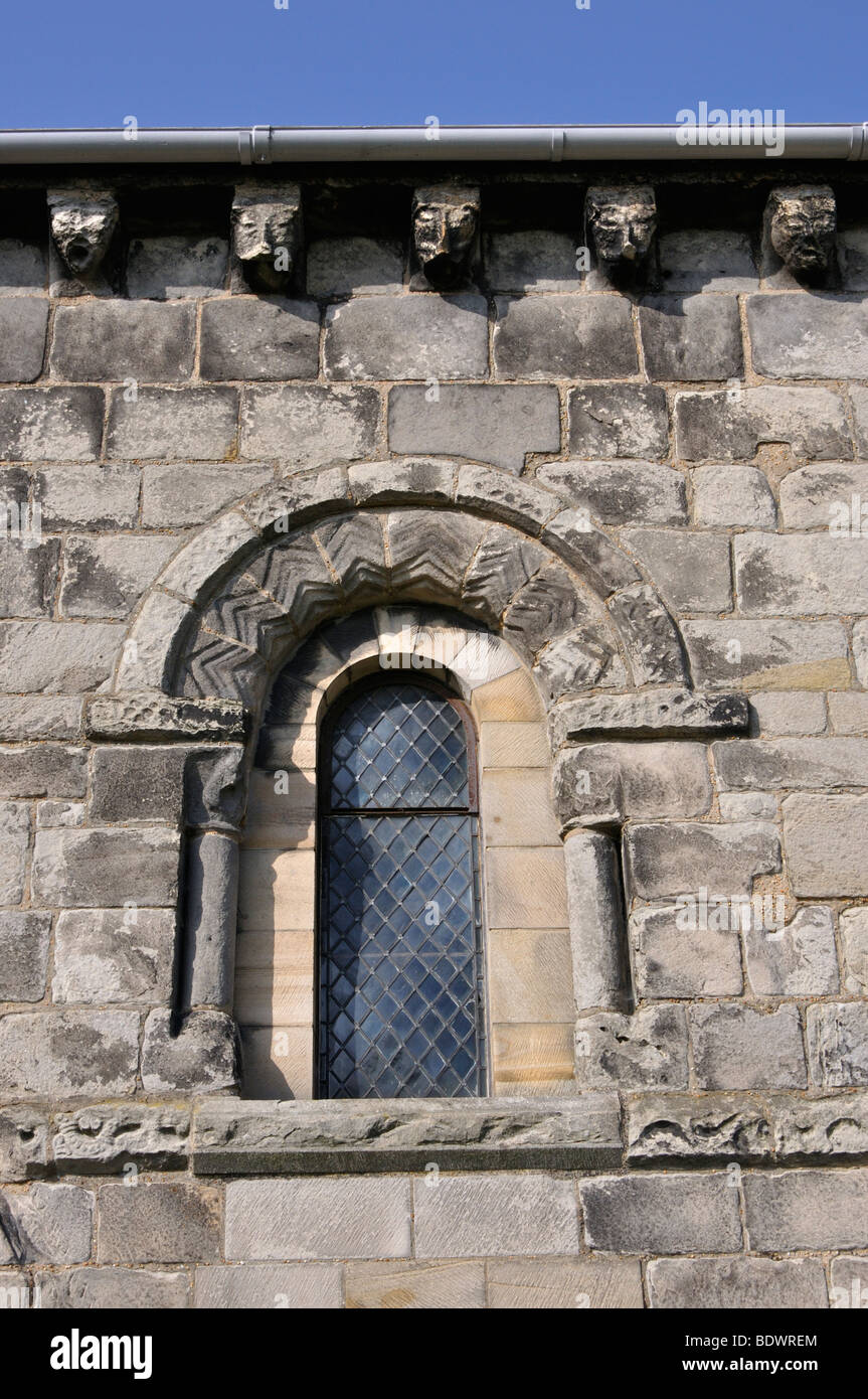 Ventana de Norman en St Cuthbert's Iglesia Parroquial, Dalmeny, Escocia, Reino Unido. Foto de stock