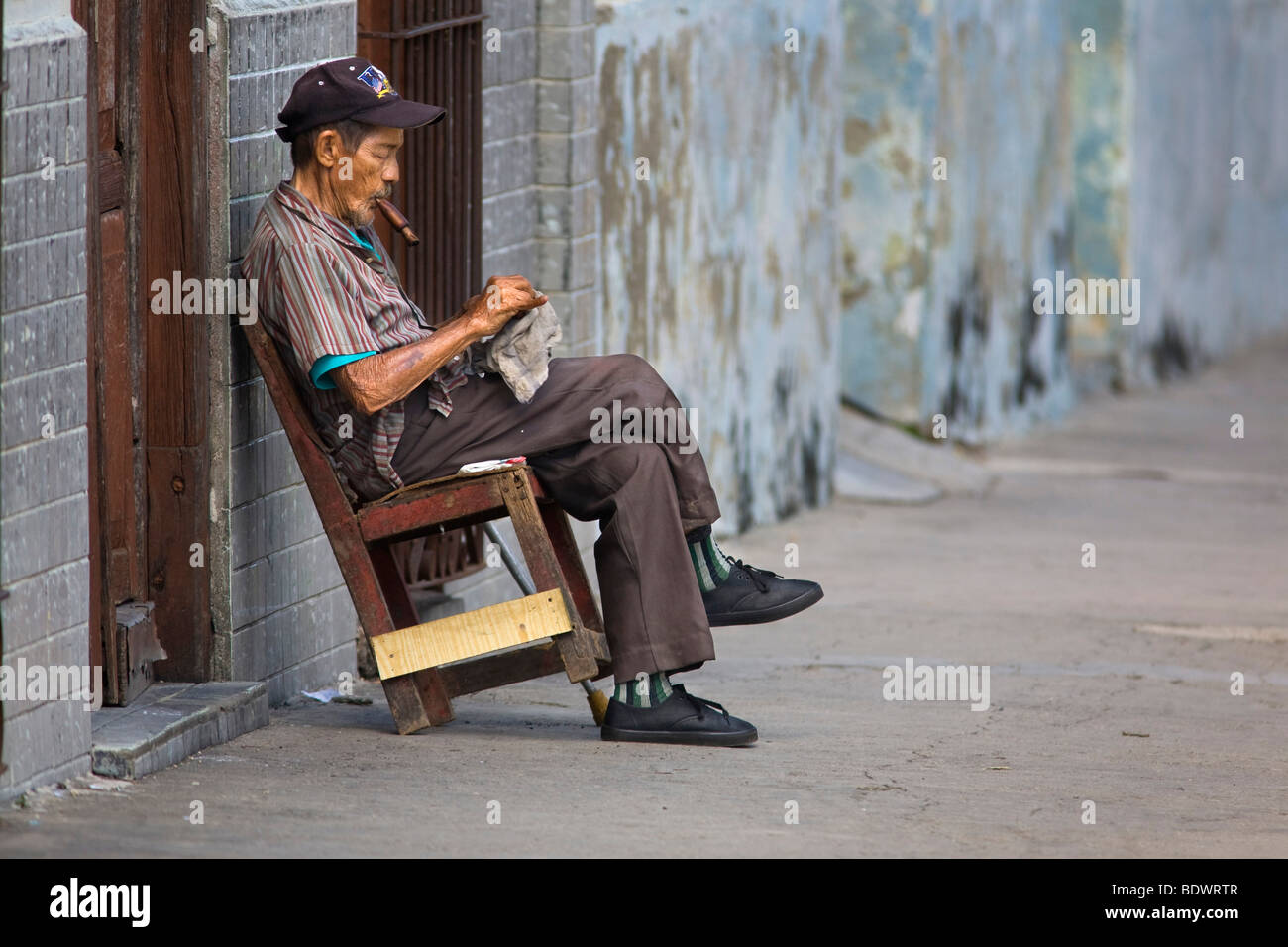Hombre con cigarro, Manzanillo, provincia Granma, Cuba Foto de stock