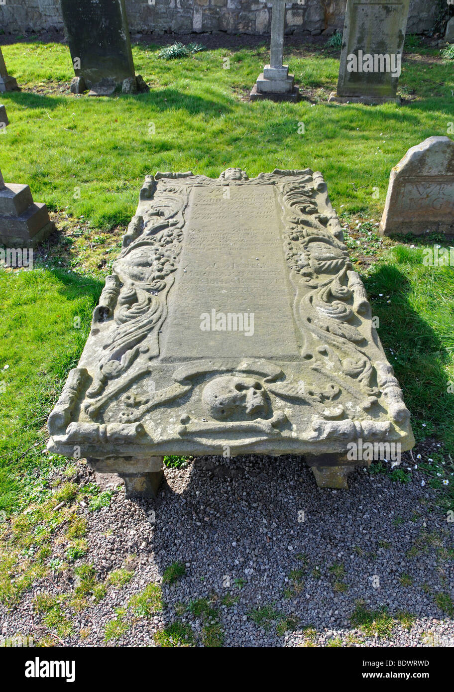 Lápida del siglo xviii en la iglesia parroquial de St Cuthbert, Dalmeny, Escocia, Reino Unido. Foto de stock