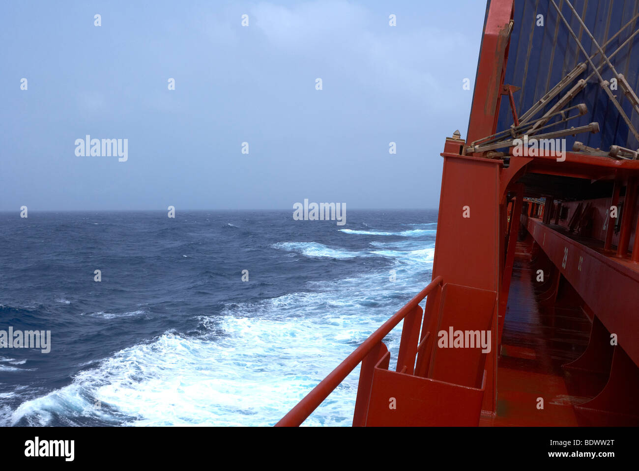 Se hinchan, el mar, el barco de contenedores Foto de stock