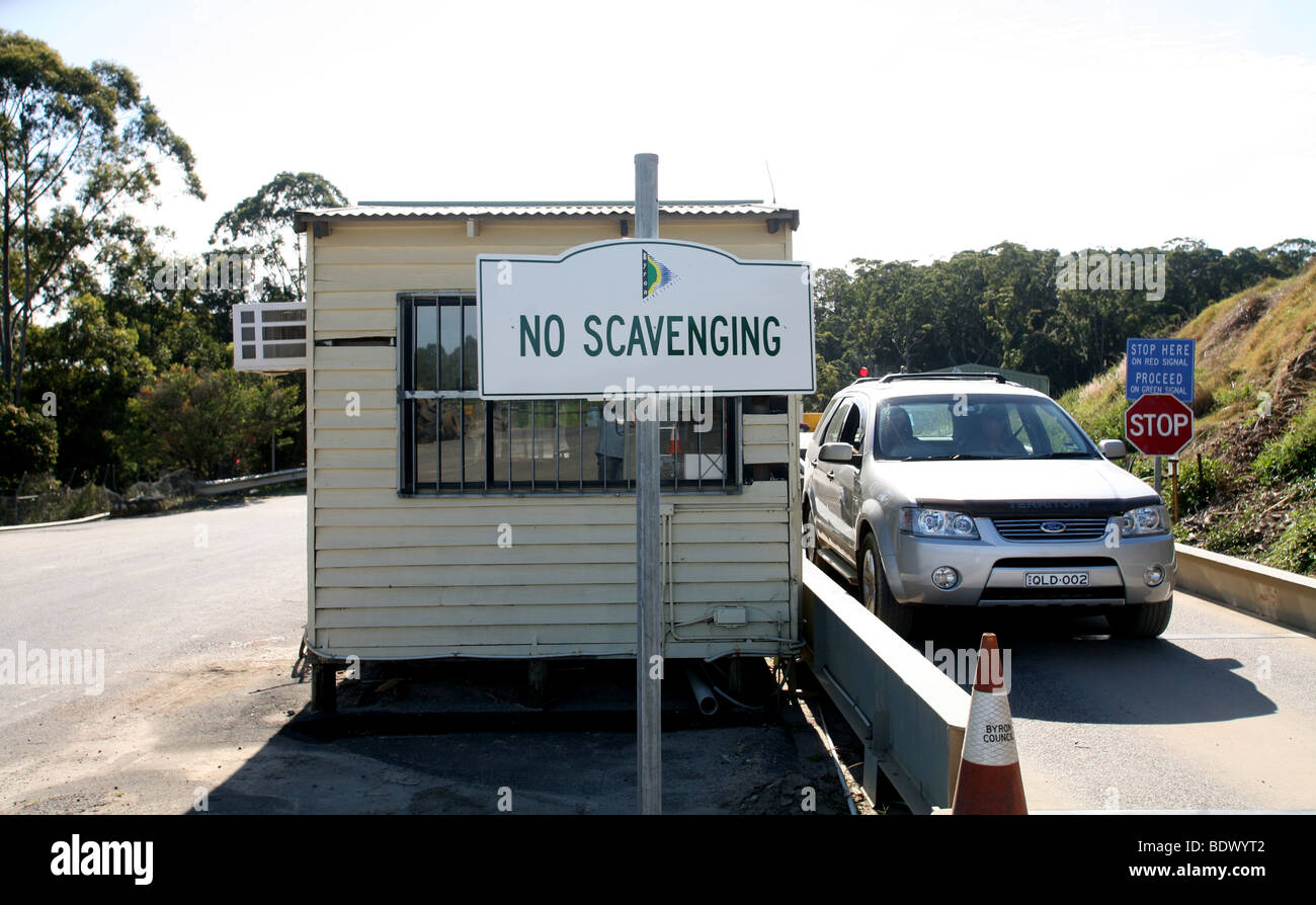 Un cartel cerca del puente de pesaje de un vertedero de basura en Australia advierte a la gente de no Compactar. Foto de stock