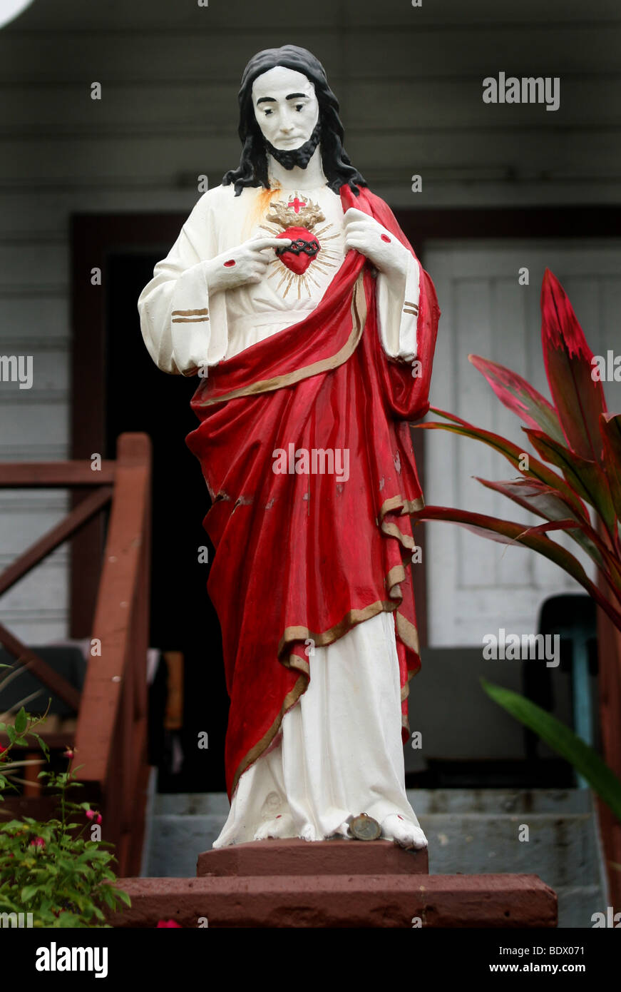 Una estatua de Cristo refleja el origen hispano de la cristiandad en Vavau Tonga Tonga. Foto de stock