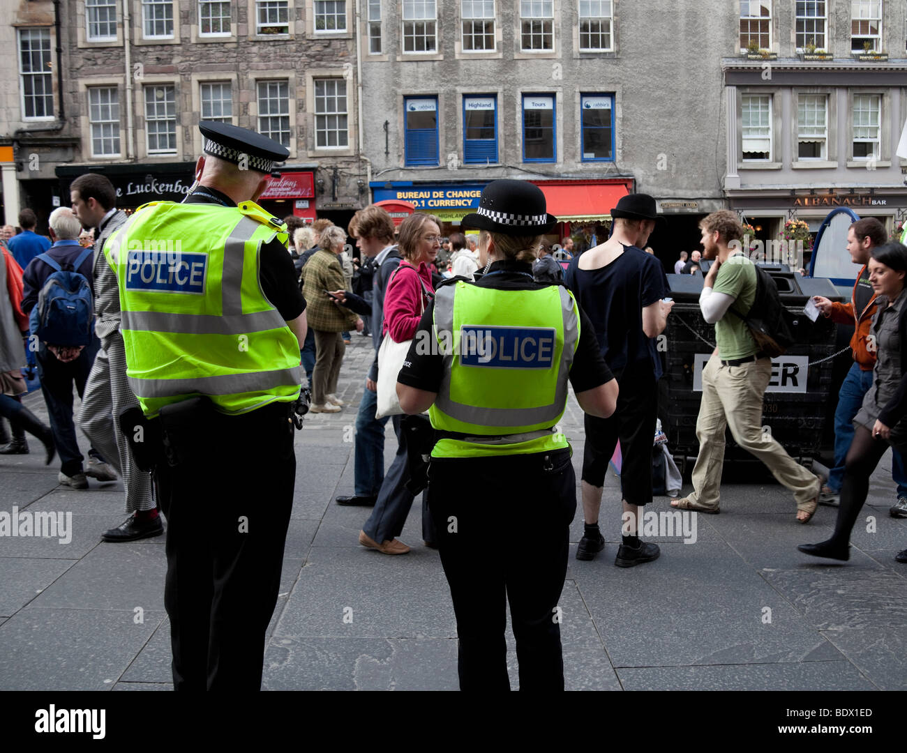 El hombre y la mujer policía Royal Mile de Edimburgo, Escocia, Reino Unido Europa Foto de stock