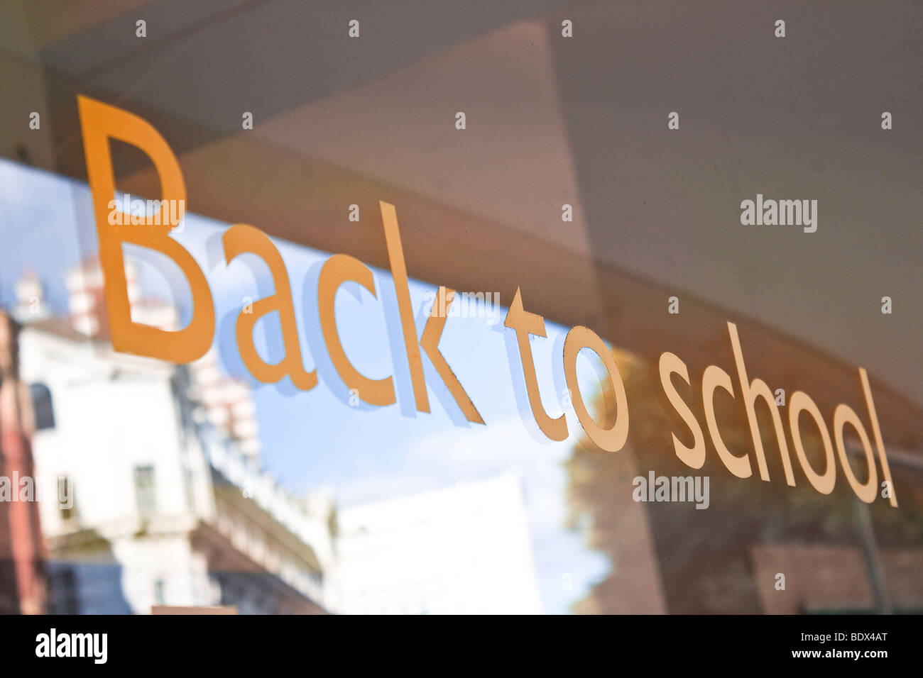 Palabras escritas en escaparate leyendo 'Back to school Foto de stock