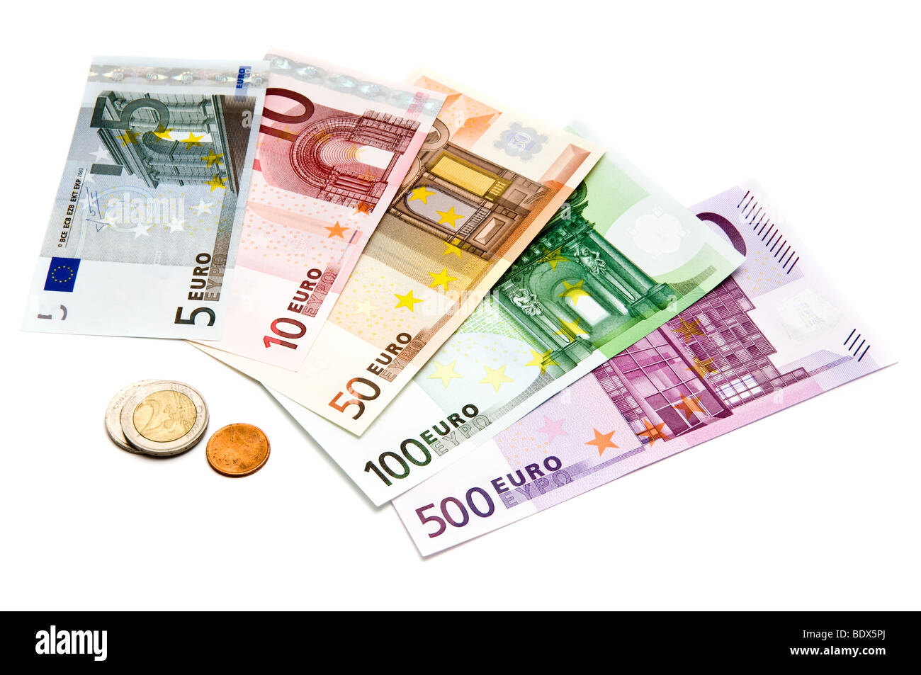 Billetes y monedas euro aislado sobre un fondo blanco. Foto de stock
