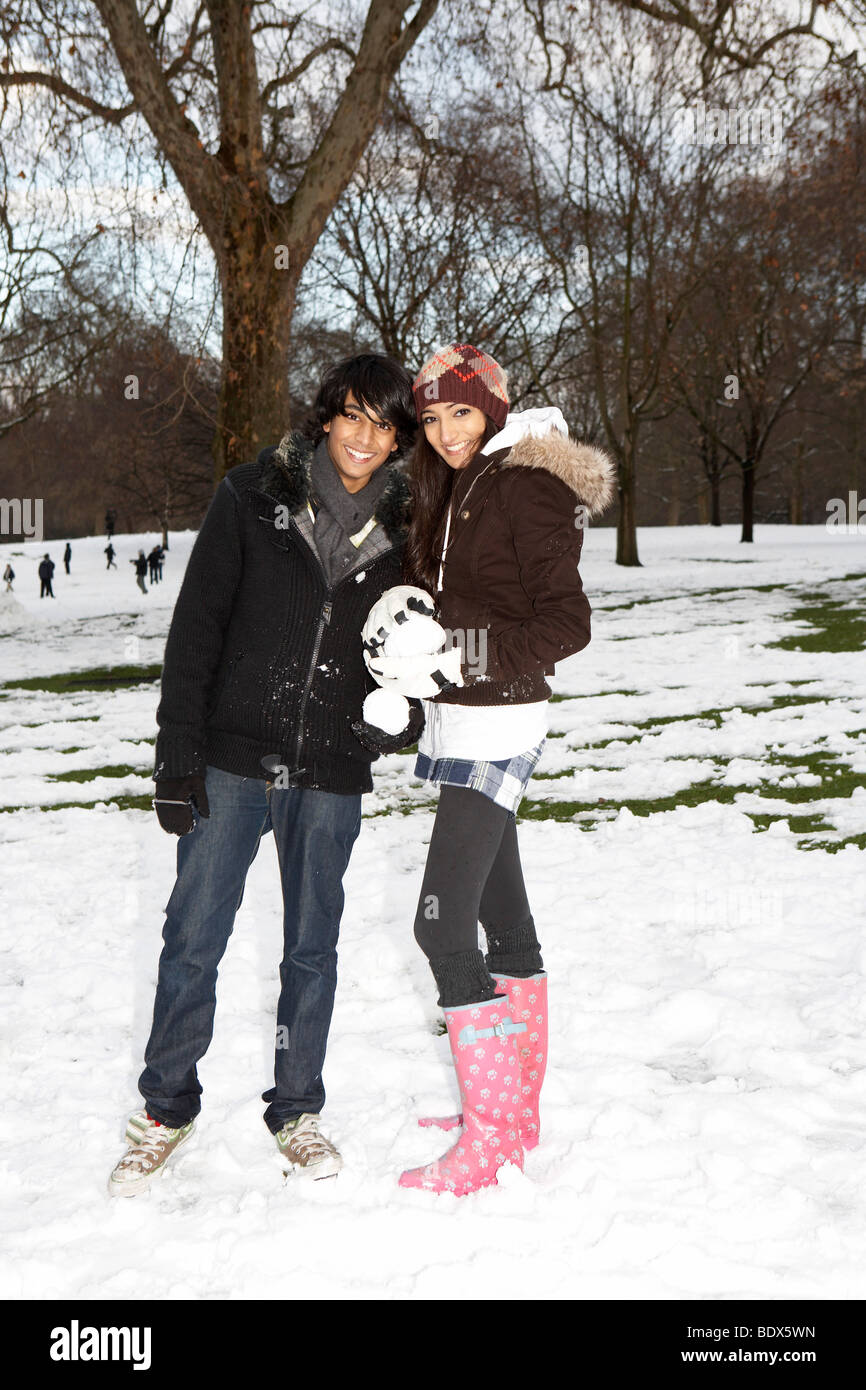 Londres: Pareja joven en St James' Park en la nieve. Foto de stock