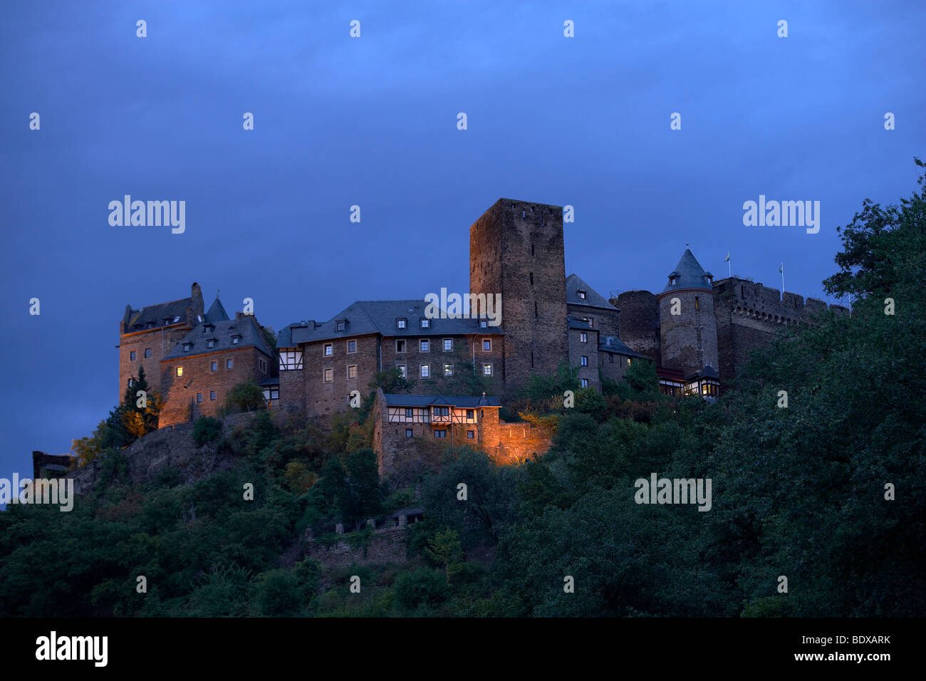 Castillo Schoenburg Oberwesel anteriormente sobre el río Rin, Renania-Palatinado, Alemania, Europa Foto de stock