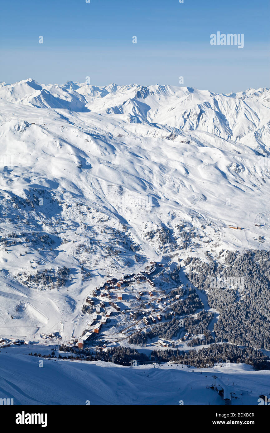 Paisajes montañosos nevados arriba Meribel resort de esquí en los Tres Valles, Les Trois Vallees, Savoie, Alpes franceses, Francia Foto de stock