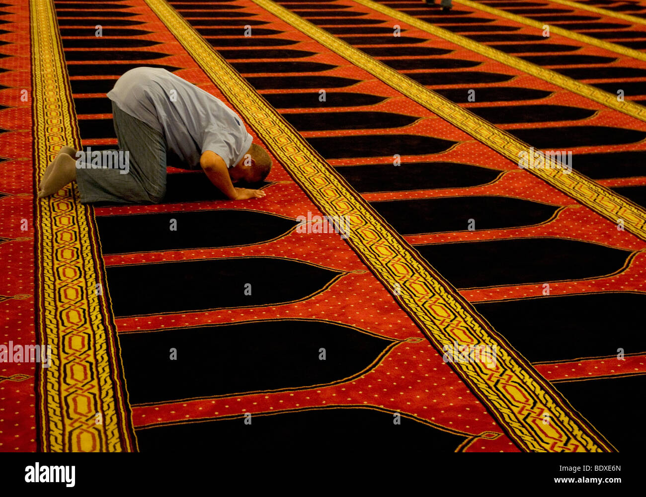 Kneeling to pray fotografías e imágenes de alta resolución - Página 8 -  Alamy
