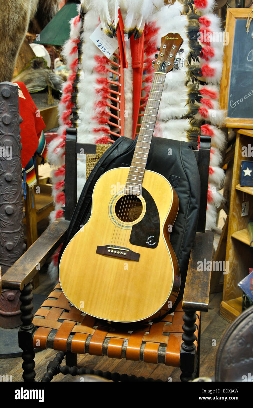 Coleccionable Epiphone guitarra a la tienda de antigüedades Fotografía de  stock - Alamy