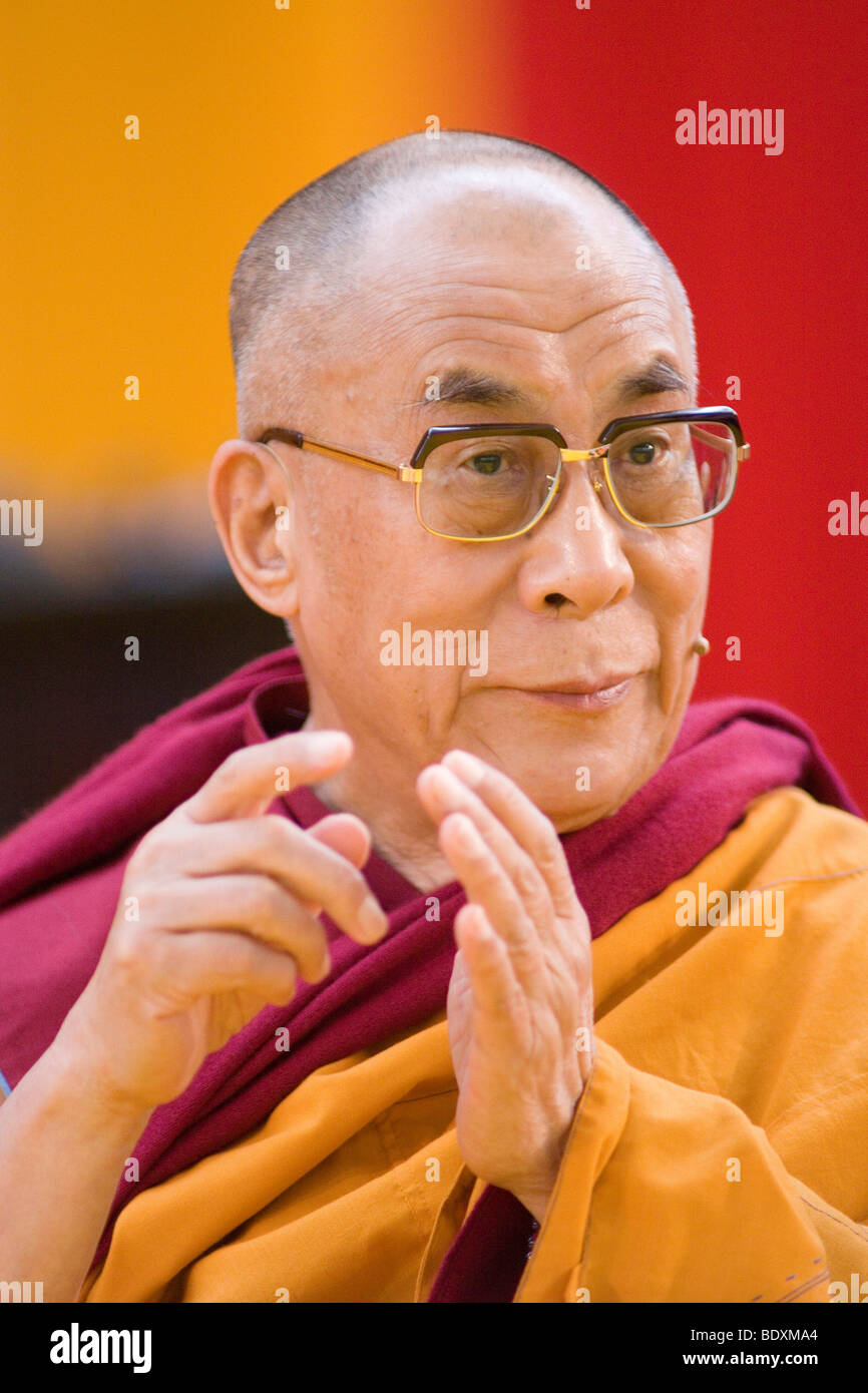 Su Santidad el decimocuarto Dalai Lama, Tenzin Giatso, Commerzbank Arena venue, Frankfurt am Main, Hesse, Alemania, Europa Foto de stock