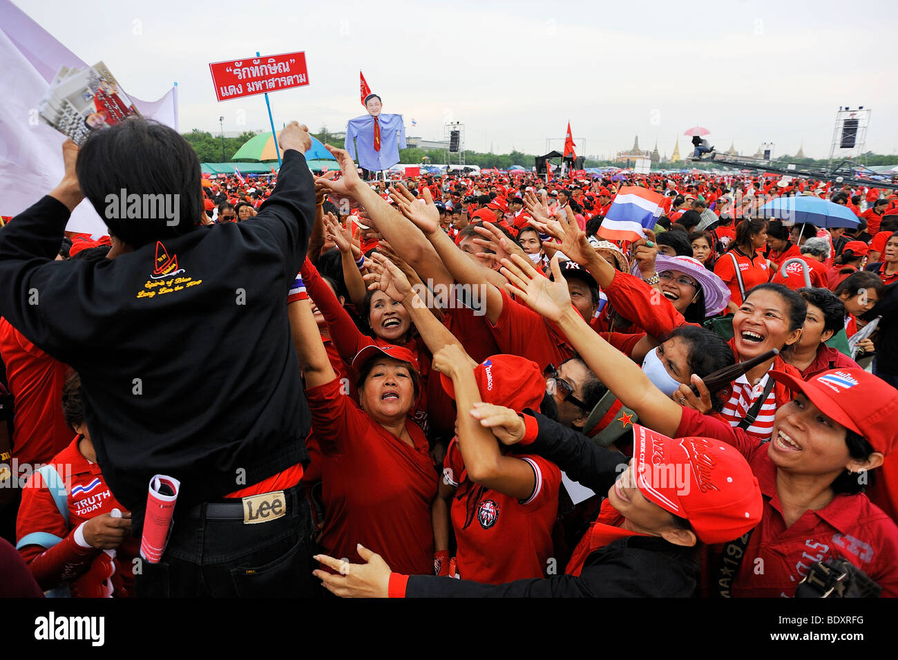 Camiseta roja o el pro-Thaksin frente unido para la Democracia Contra la Dictadura (UDD) rally en SanamLuang Bangkok Thailand. 2009 Foto de stock