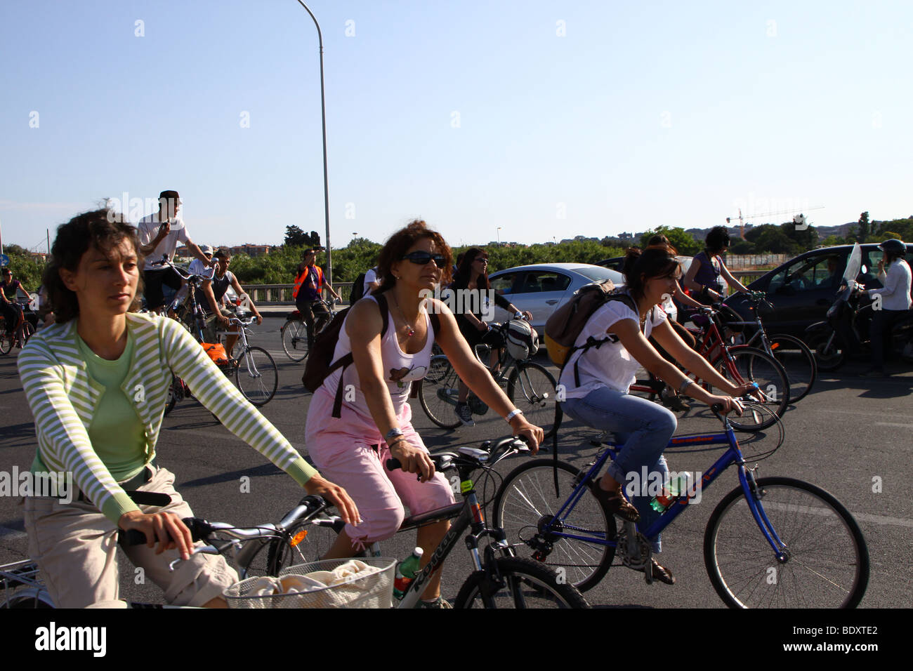 "Masa crítica" Desfile de bicicletas en Roma, para promover bicicletas contra el uso del coche. Foto de stock