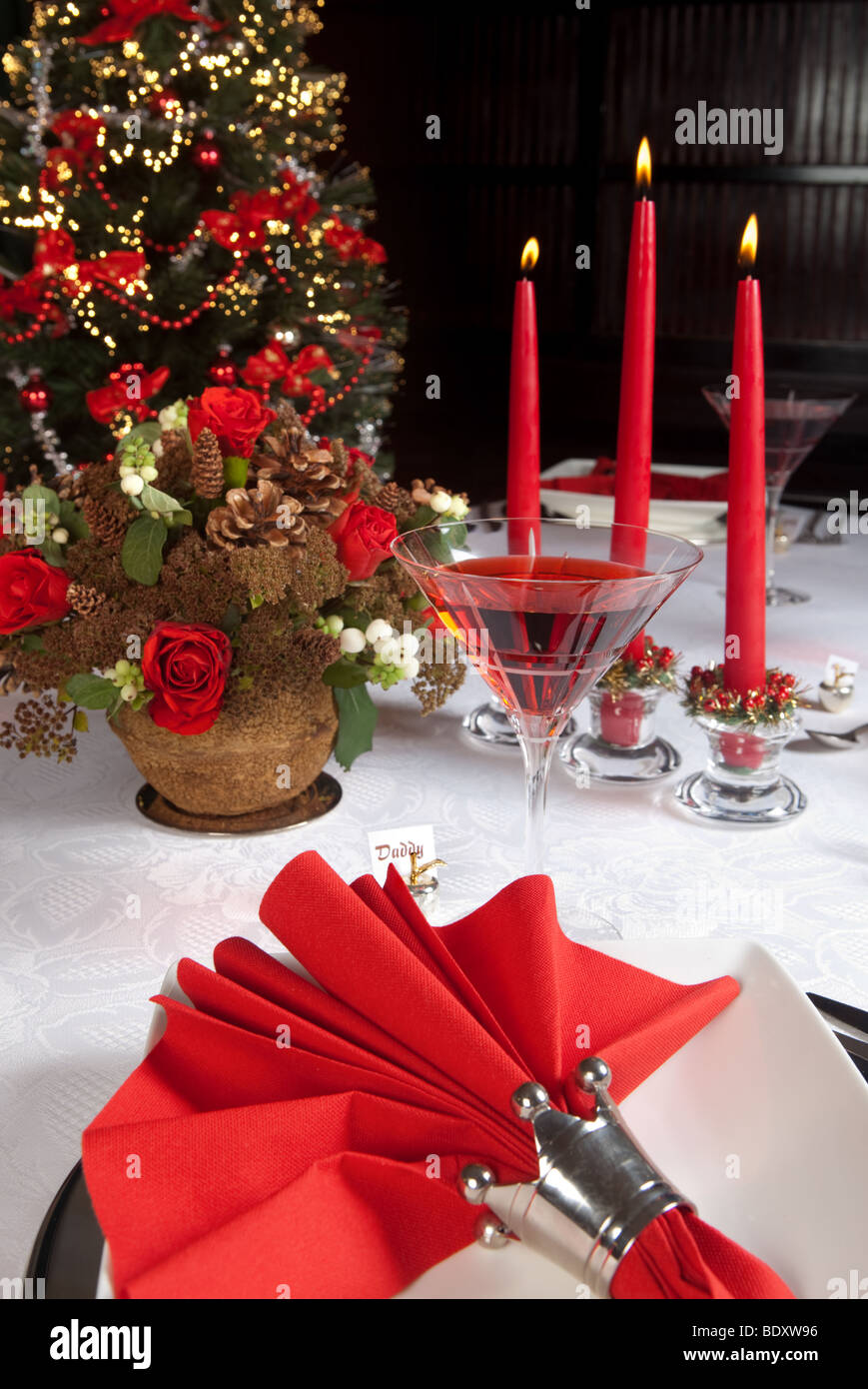 Mesa de navidad con velas y servilletas rojas Fotografía de stock - Alamy