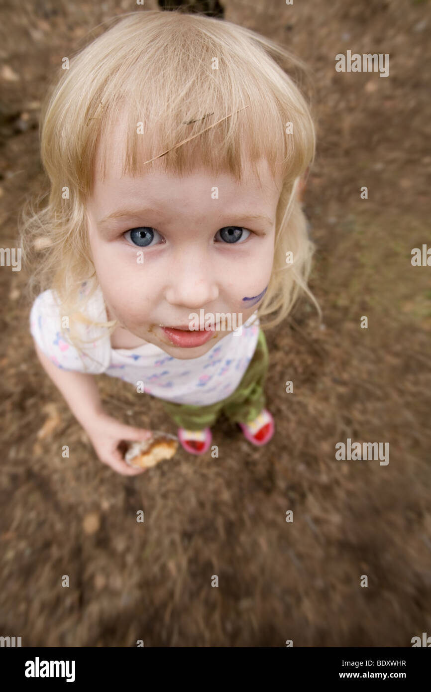 Gracioso niño chica busca en primer plano vista distorsión de lente Foto de stock