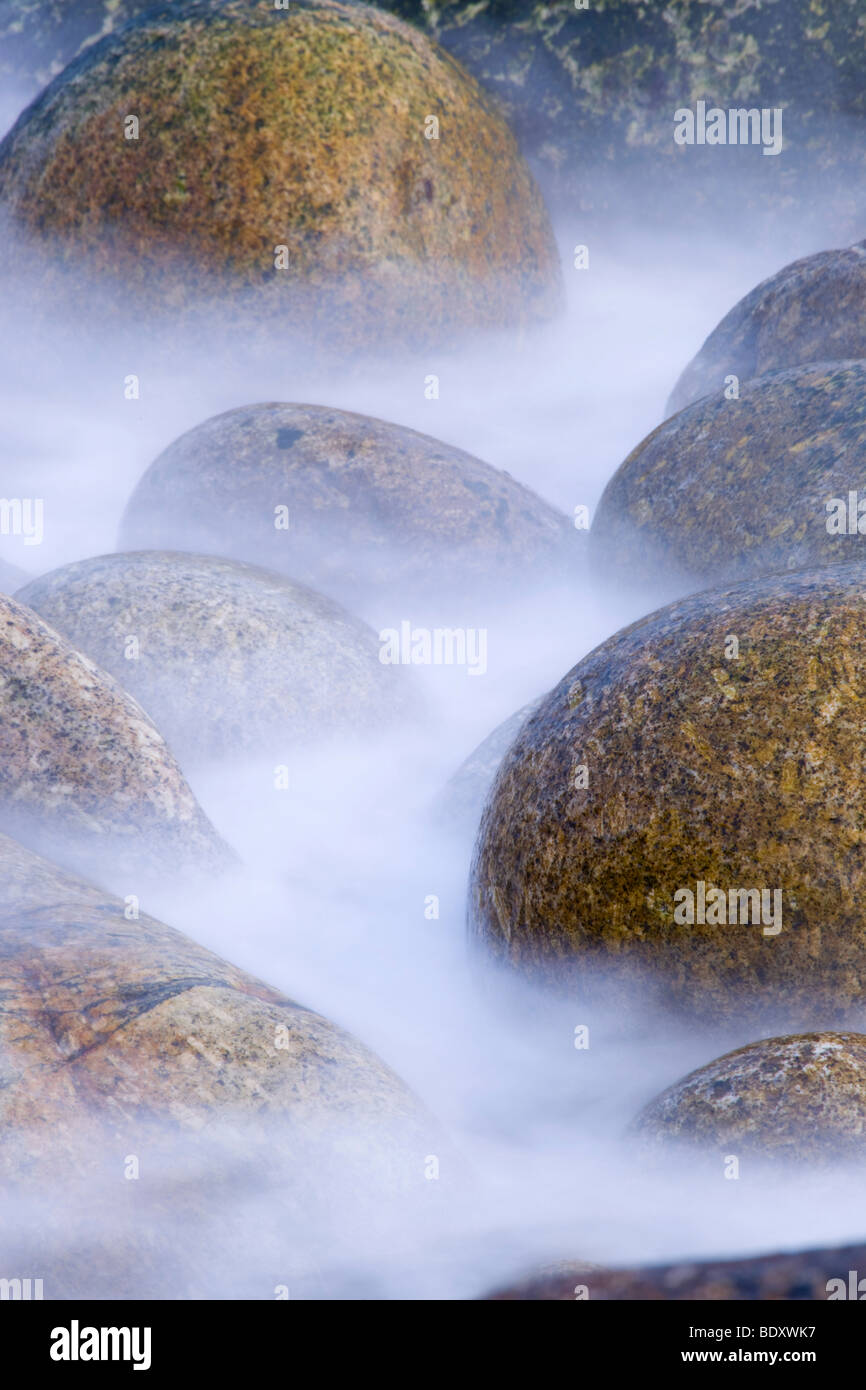 Olas lavando sobre rocas; nanquidno; Cornwall Foto de stock