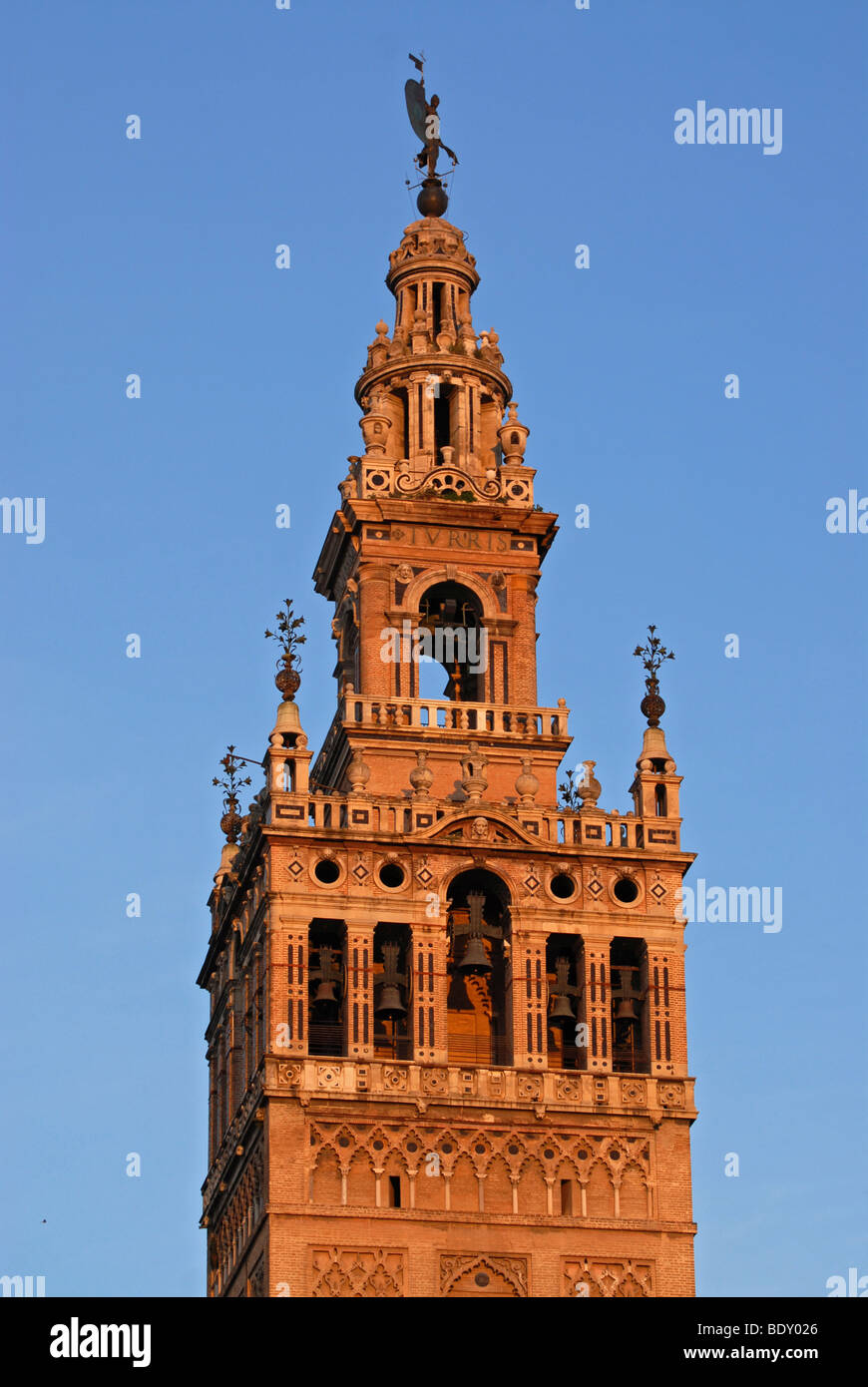 La Giralda, la torre de la Catedral de Sevilla iluminada por la cálida luz matutina, Sevilla, España, Europa Foto de stock