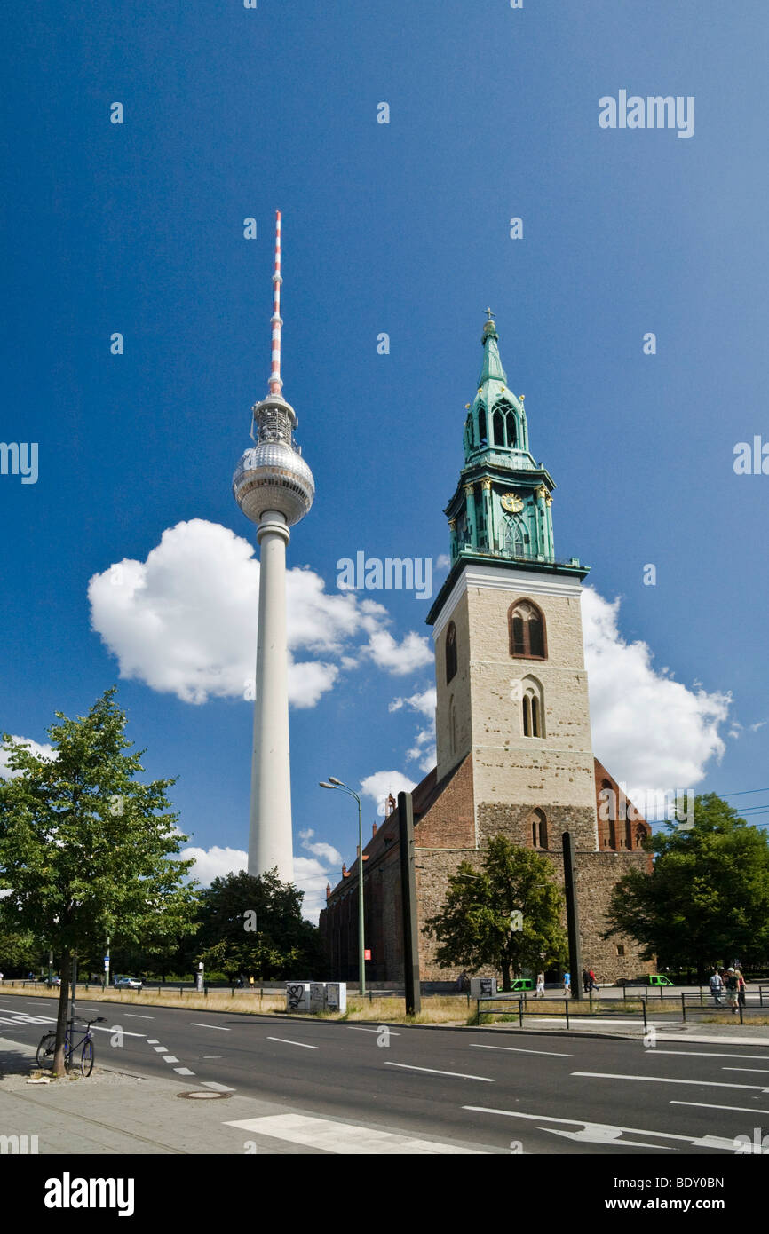 Torre de TV y Marienkirche, la Iglesia de Santa María, calle Karl-Liebknecht-Strasse, Mitte, Berlin, Alemania, Europa Foto de stock