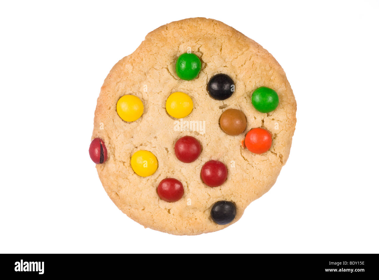Una cookie de golosinas de chocolate con varios colores aislado sobre un fondo blanco. Foto de stock