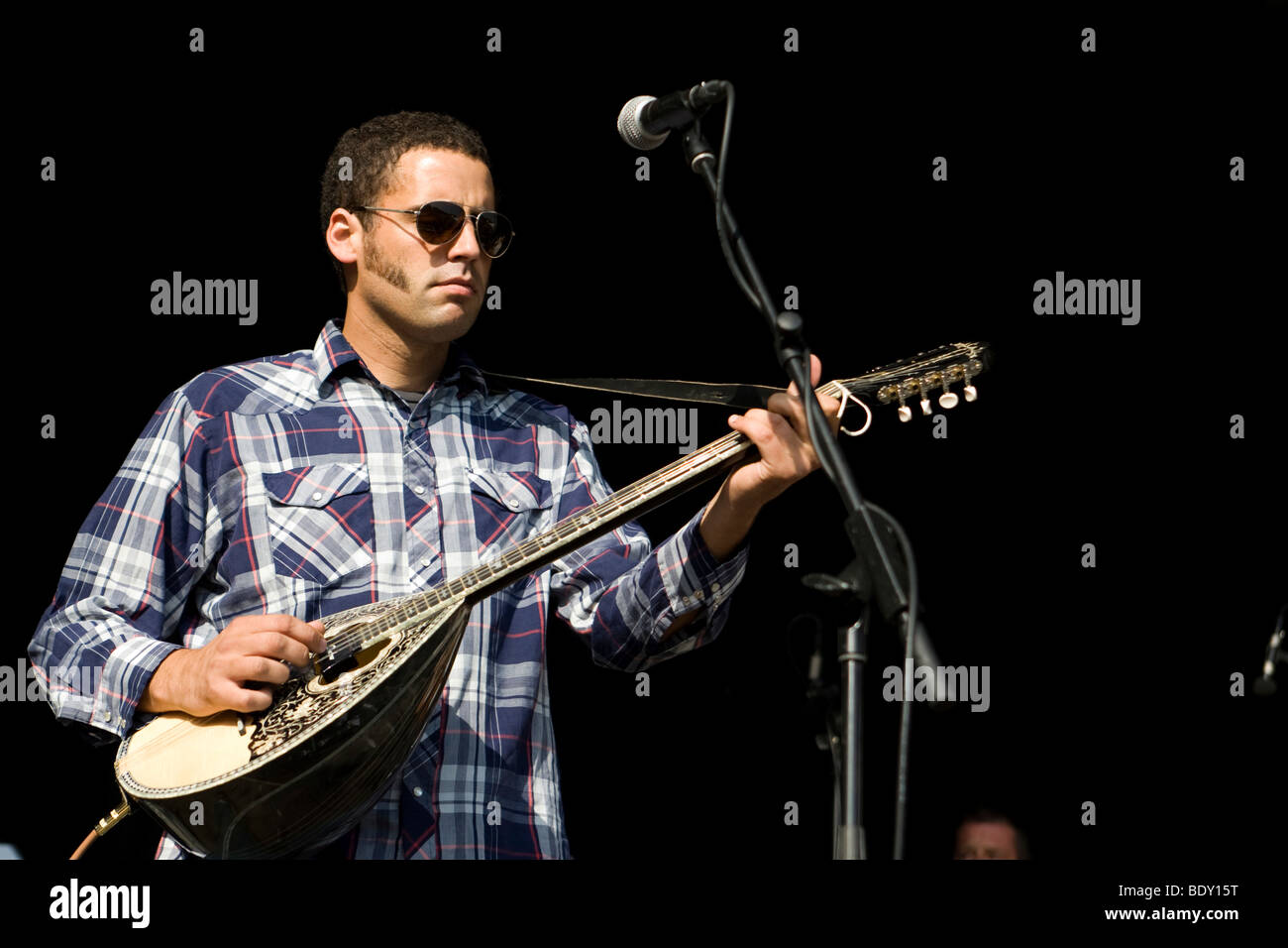 El guitarrista Paul Niehaus de la banda estadounidense Calexico Live at