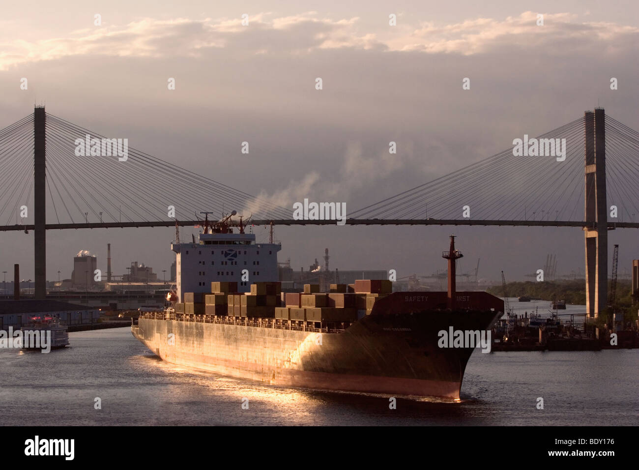 El MSC Colombia buque portacontenedores navega bajo la Talmadge Memorial Bridge sobre el Río Savannah Foto de stock
