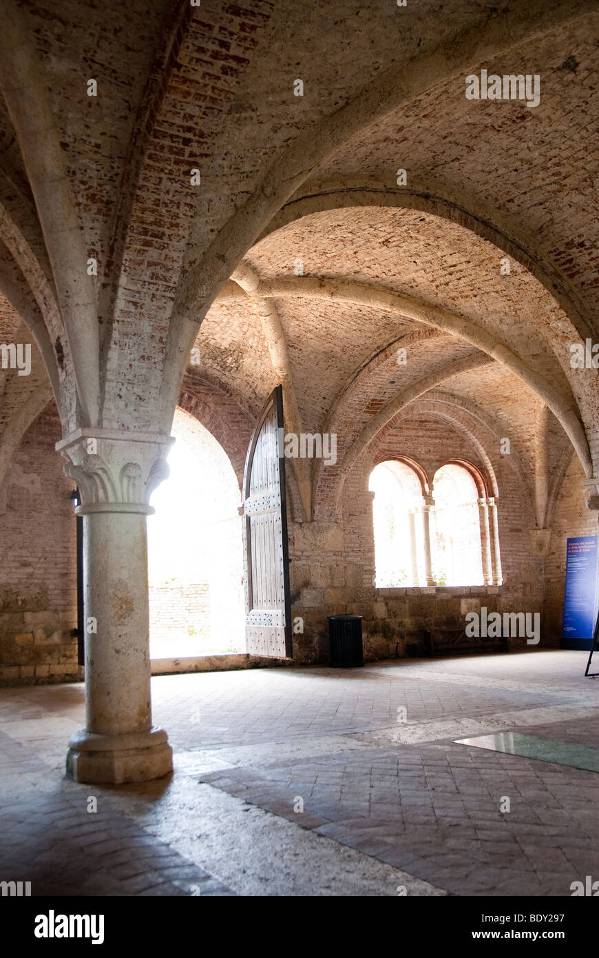 Sala Capitular de San Galgano abadía fundada en el siglo XII por monjes cistercienses franceses, cerca de Siena, ahora con el techo hundido. Foto de stock