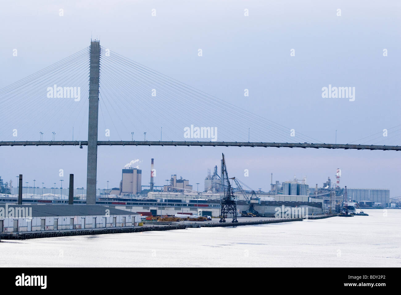 Talmadge Memorial Bridge en el puerto de Savannah Foto de stock