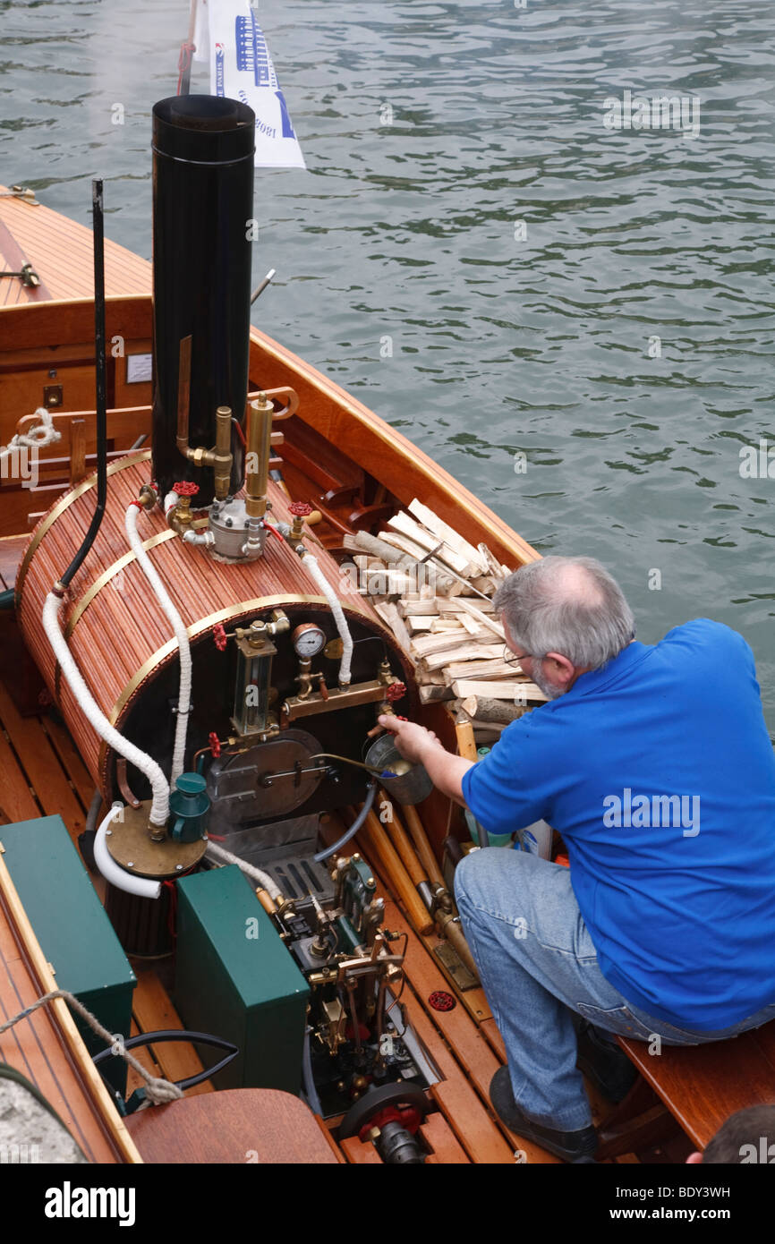 Un entusiasta de los controles del motor de un barco de vapor tradicional Foto de stock