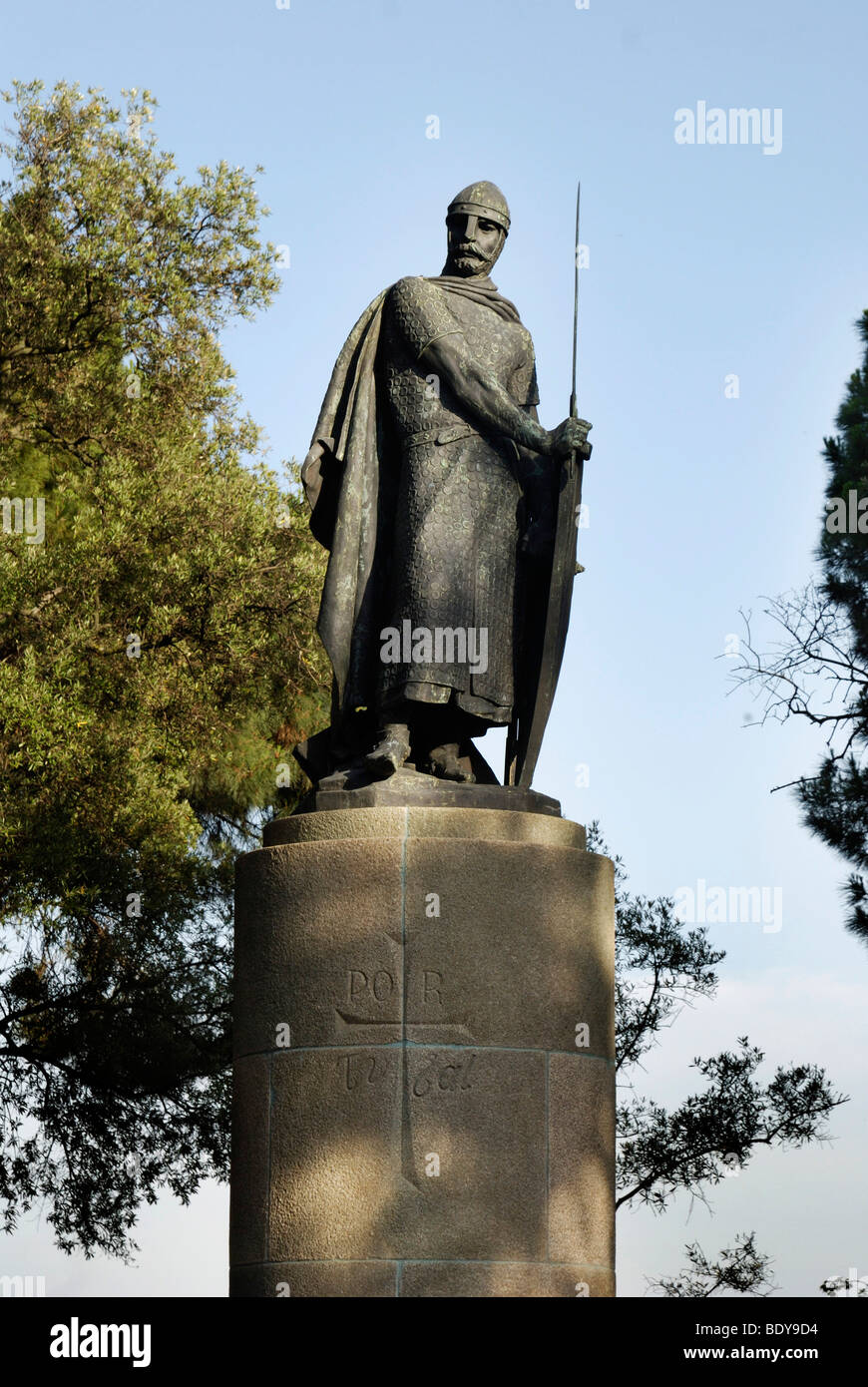 Estatua de un caballero medieval, el Rey Alfonso Henriques, Alfonso I, en el castillo morisco originalmente el Castelo de Sao Jorge, Lisboa, por Foto de stock