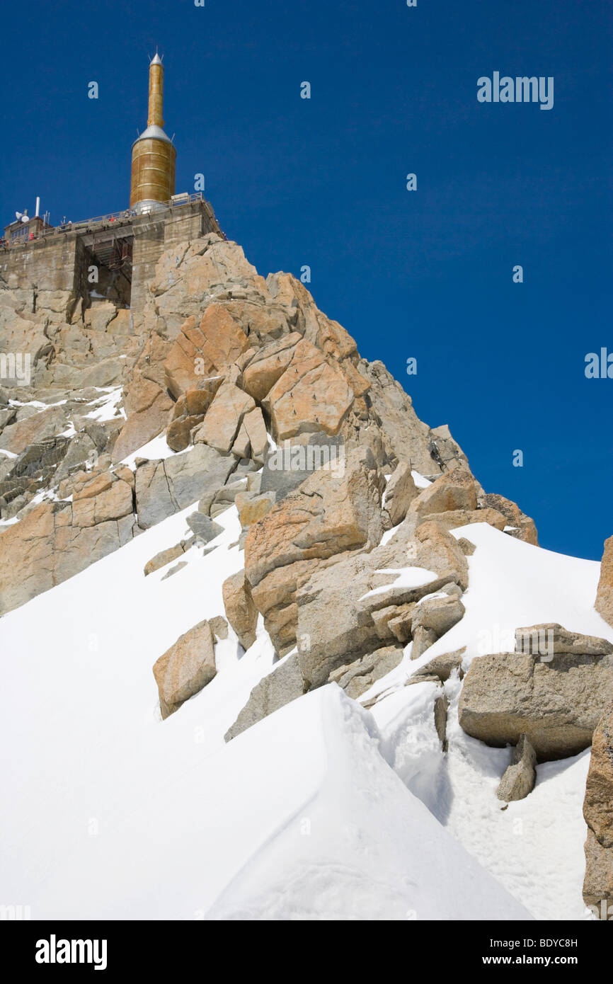Terraza superior y en la parte superior de la torre de la cumbre de la Aiguille du Midi, Chamonix, Mont Blanc macizo, Alpes, Francia, Europa Foto de stock