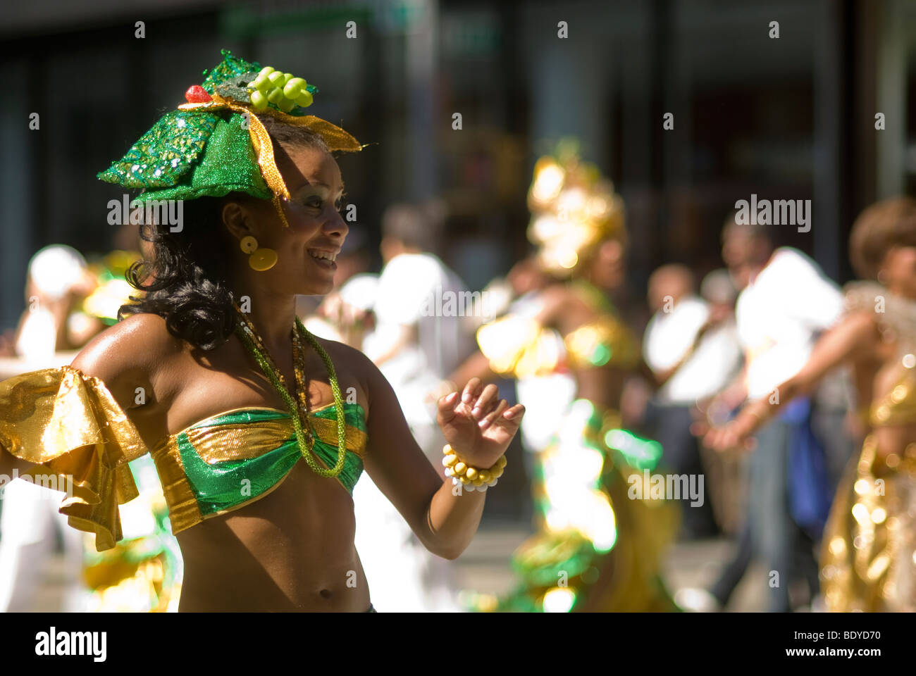 Los bailarines y artistas brasileños se unen en la Lavagem da Rua 46 (Limpieza de la calle 46) procesión antes del Brasil Fest Foto de stock