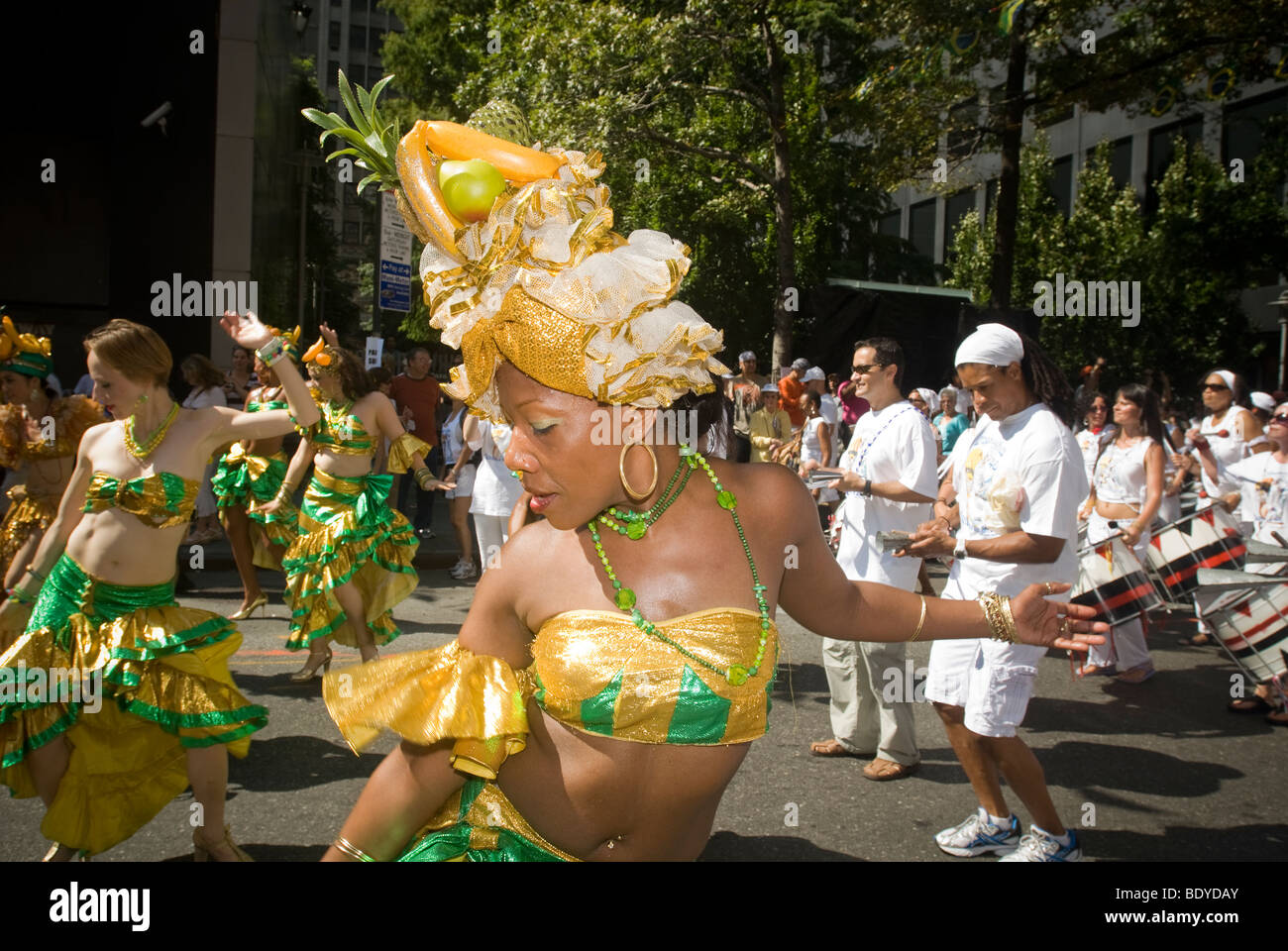Los bailarines y artistas brasileños se unen en la Lavagem da Rua 46 (Limpieza de la calle 46) procesión antes del Brasil Fest Foto de stock