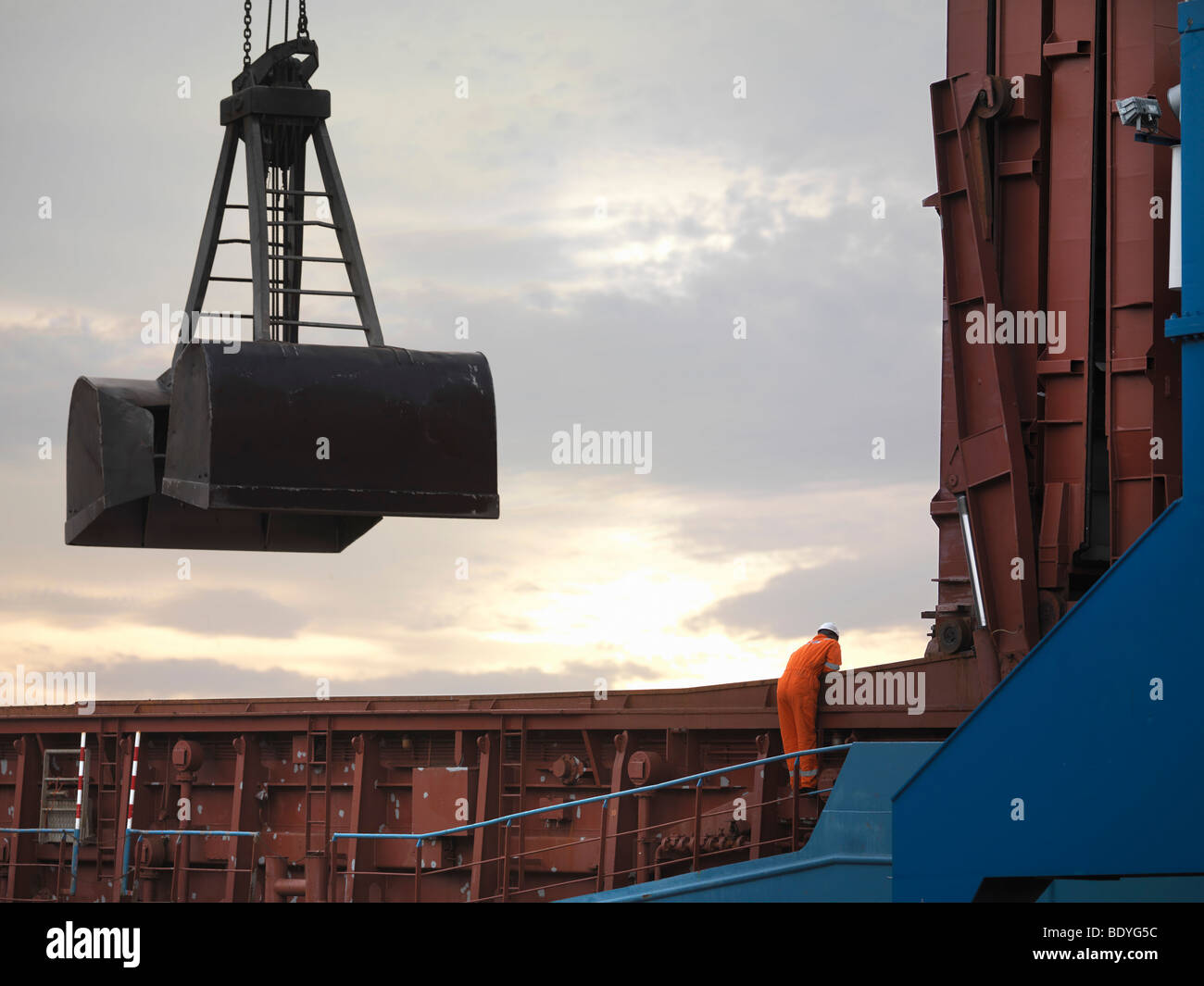 Los trabajadores portuarios de carga de inspección Foto de stock